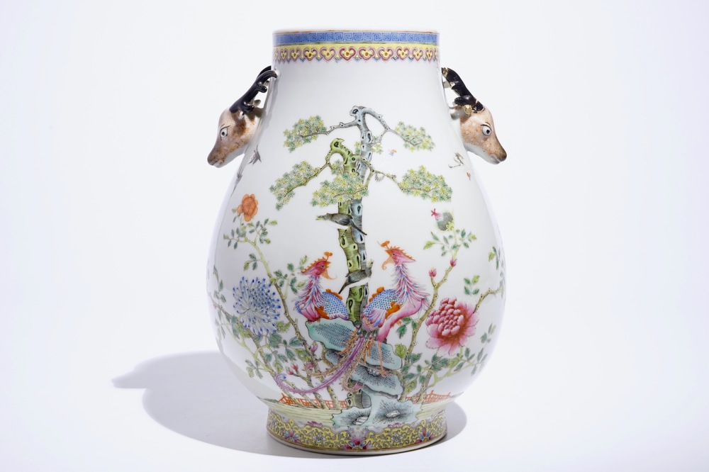 Un vase en porcelaine de Chine de forme hu &agrave; d&eacute;cor de ph&eacute;nix et cerfs, marque de Qianlong, 19/20&egrave;me