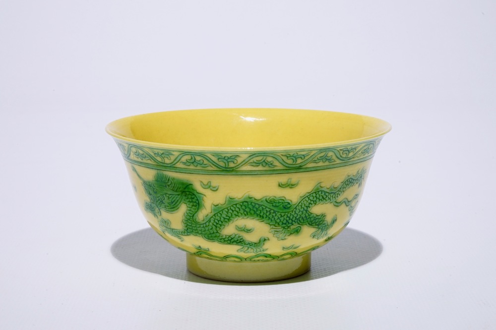 Un bol aux dragons en porcelaine de Chine &eacute;maill&eacute;e jaune et vert, marque de Jiaqing, 19/20&egrave;me