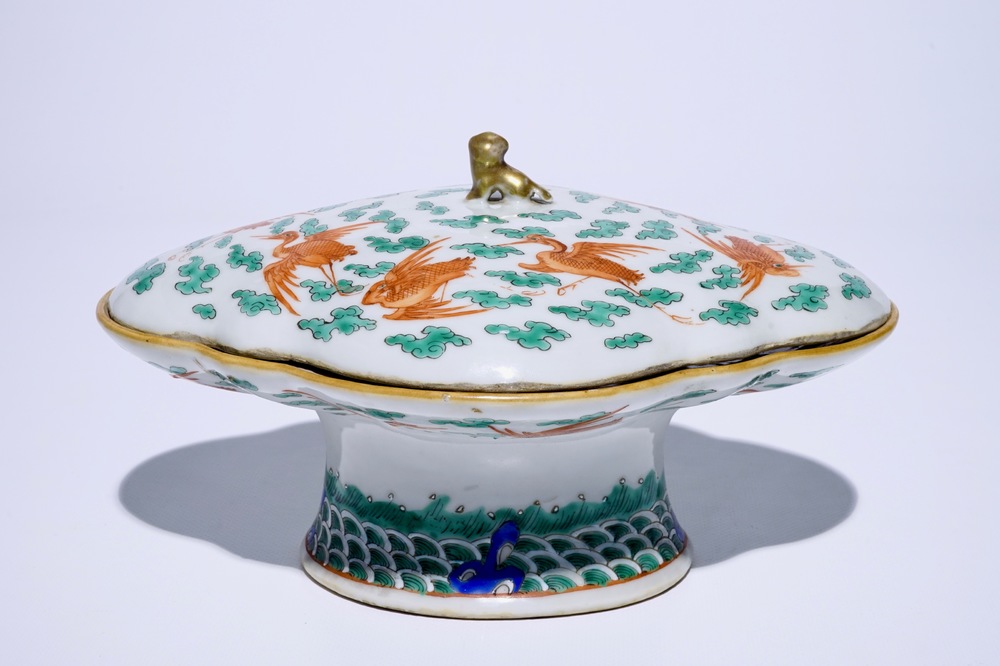 A Chinese famille verte covered bowl on foot with cranes among clouds, 19/20th C.