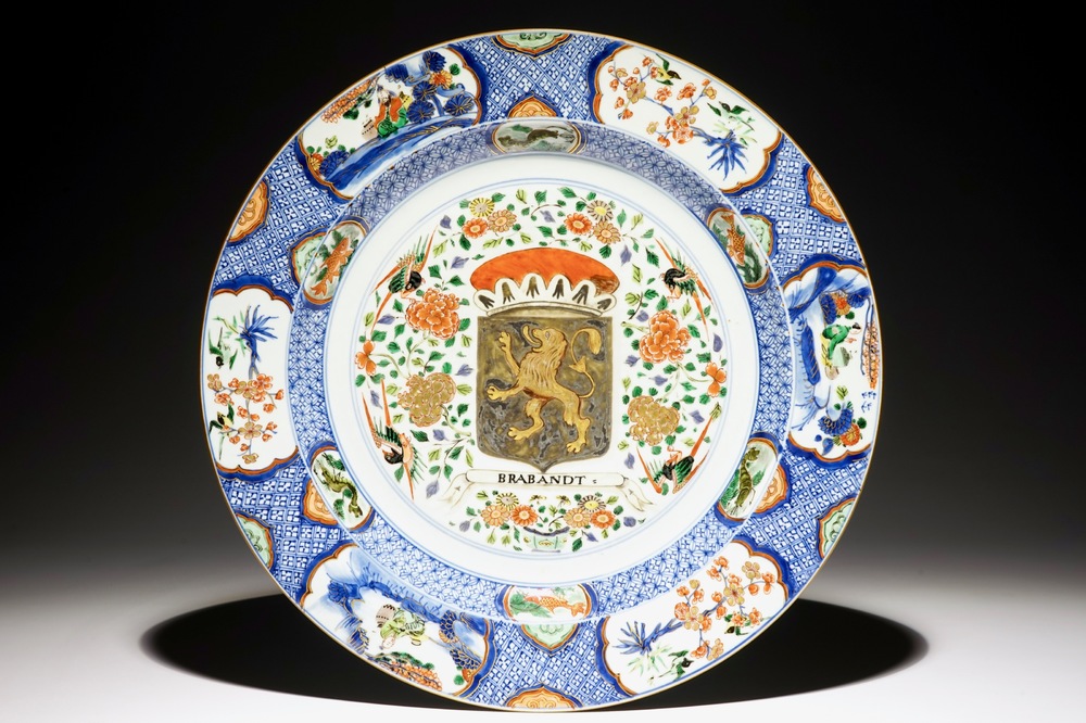 Un grand plat en porcelaine de Chine verte-imari aux armes de Brabandt, Kangxi/Yongzheng
