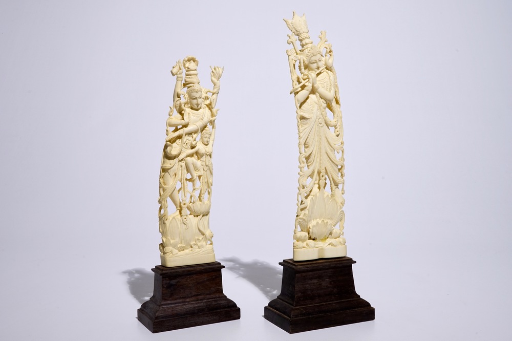 Twee grote Indische gesculpteerde ivoren figuren van godheden, ca. 1900