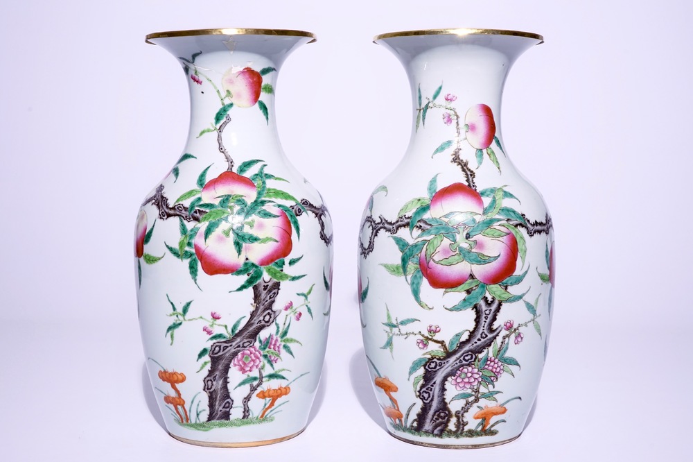 Une paire de vases en porcelaine de Chine famille rose &agrave; d&eacute;cor de &quot;neufs p&ecirc;ches&quot;, 19&egrave;me