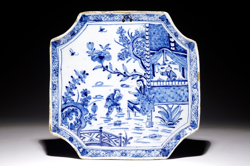 Een blauw-witte Delftse plaquette met chinoiseriedecor, 18e eeuw