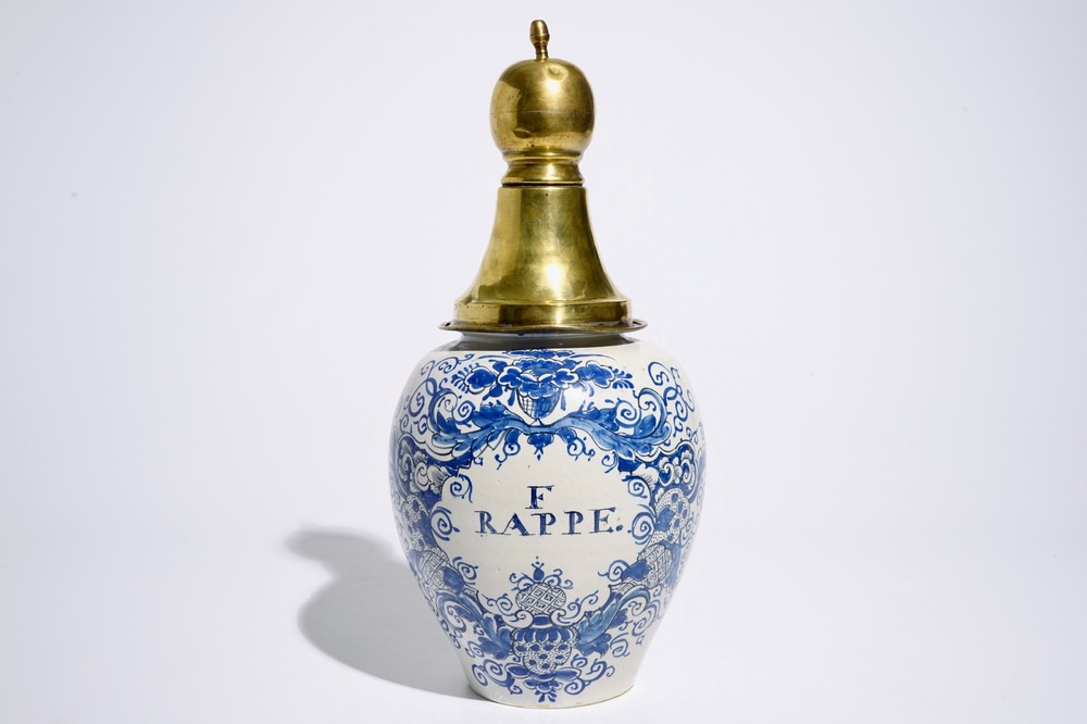 Een blauw-witte Delftse tabakspot met koperen deksel, 18e eeuw