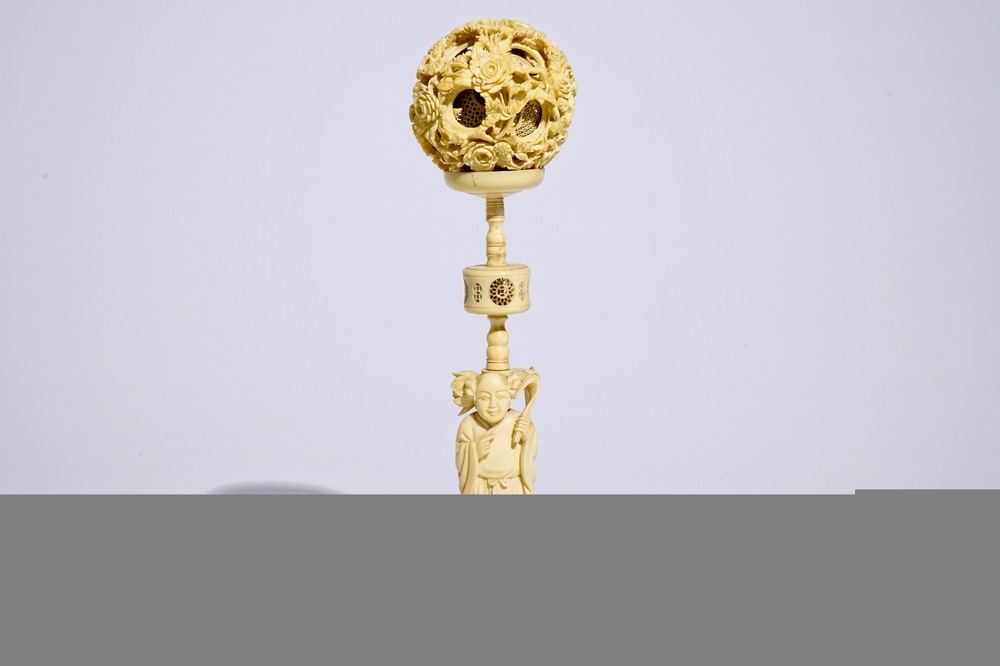 Une boule de Canton sur socle en ivoire sculpt&eacute;, Chine, 19&egrave;me