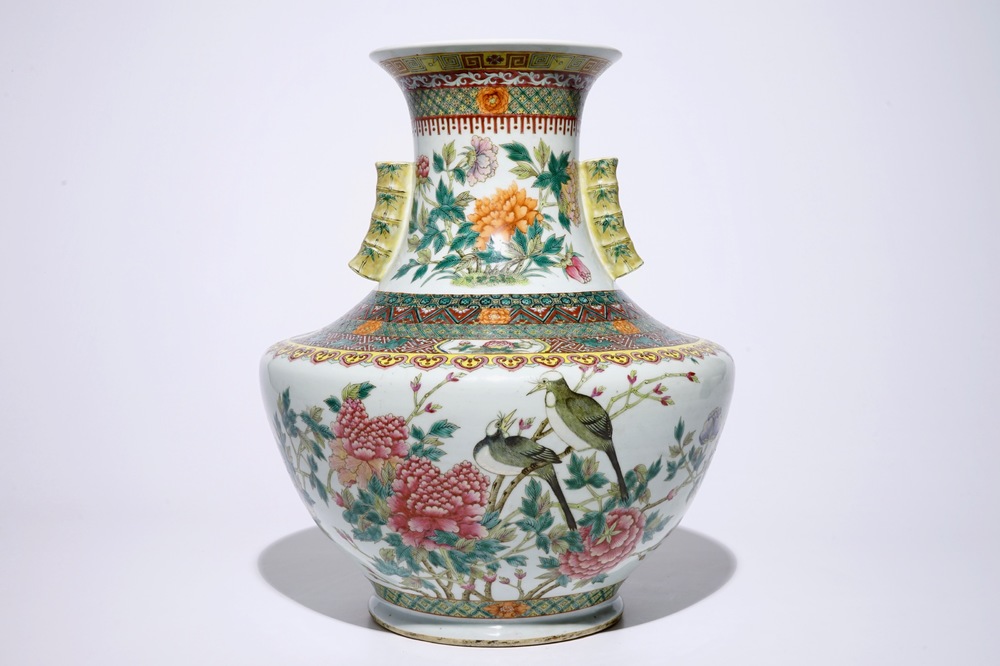 Un grand vase de forme hu aux oiseaux parmi fleurs en porcelaine de Chine famille rose, marque de Qianlong, 19&egrave;me