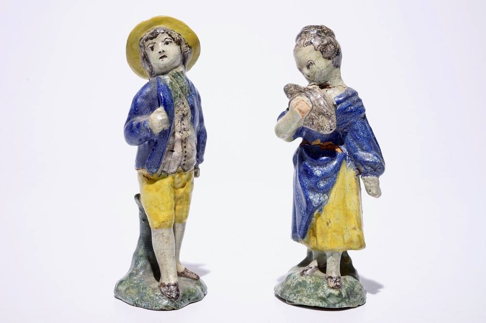 Een paar polychrome figuren van een jong koppel in Franse fa&iuml;ence, Noord-Frankrijk, eind 18e eeuw