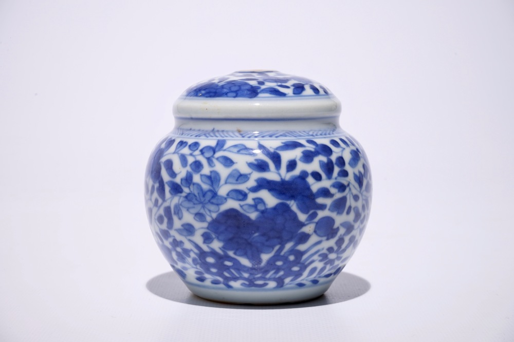 Un base de narguil&eacute; en porcelaine Chine bleu et blanc pour le march&eacute; islamique, Kangxi