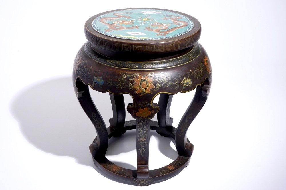 Un socle en bois laqu&eacute; avec un plateau en cloisonn&eacute;, Chine, 20&egrave;me