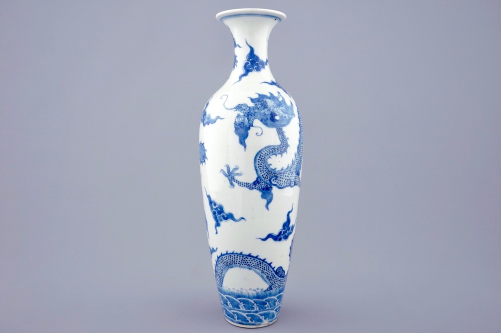 Un vase de forme meiping aux dragons en porcelaine de Chine bleu et blanc, marque Kangxi, 19&egrave;me