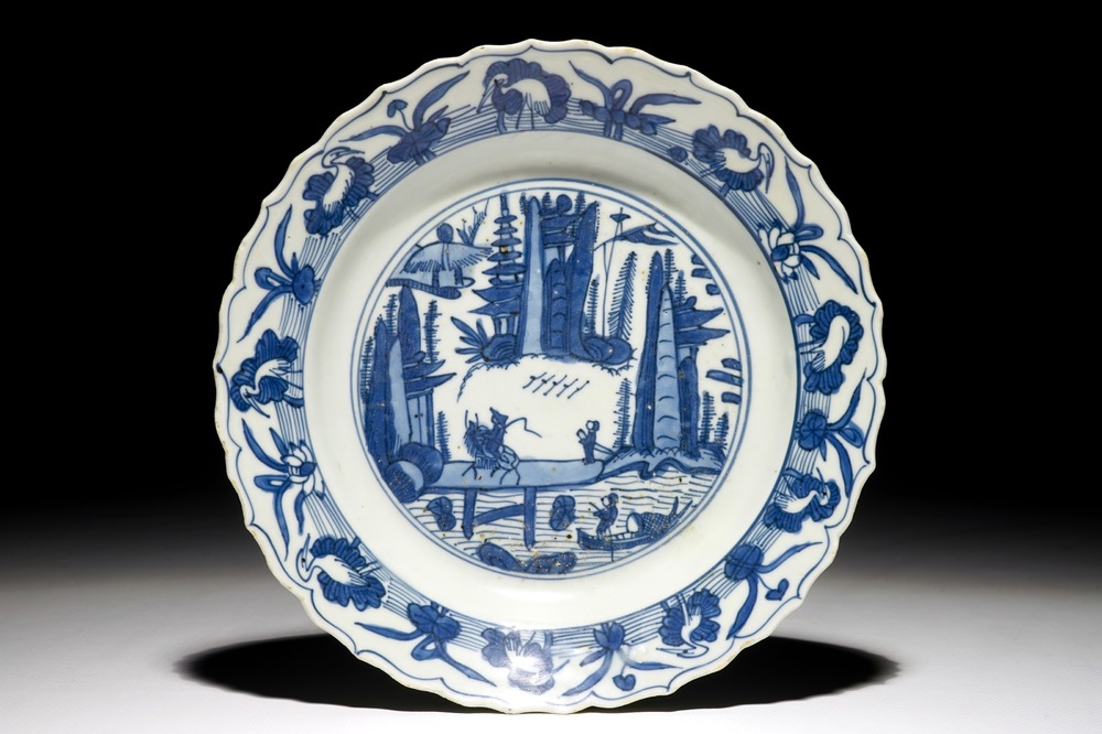 Une assiette en porcelaine de Chine bleu et blanc &agrave; d&eacute;cor d'un paysage, Ming
