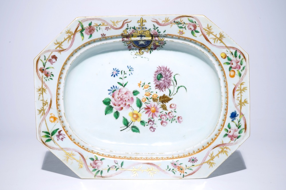 Un grand plat octogonal armori&eacute; en porcelaine de Chine famille rose, Qianlong