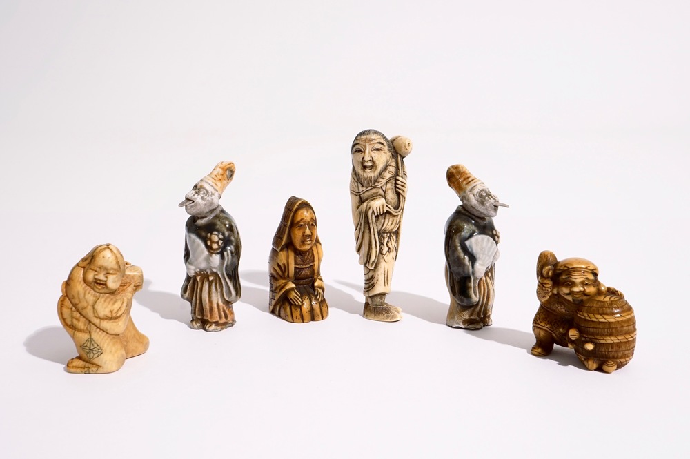 Zes diverse Japanse netsuke in ivoor en porselein, Meiji/Taisho, 19/20e eeuw