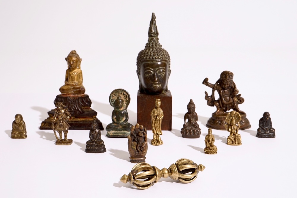 Une collection de petites figures en bronze, Inde, N&eacute;pal, Tibet, Japon, 18/20&egrave;me