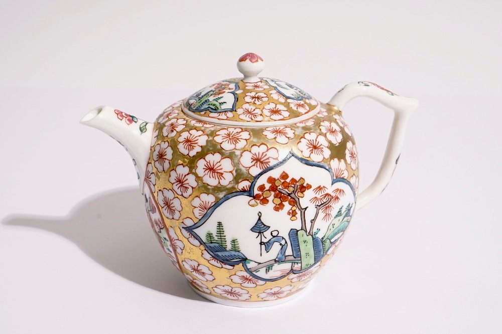 Een in Nederland beschilderde Meissen theepot met deksel, ca. 1720