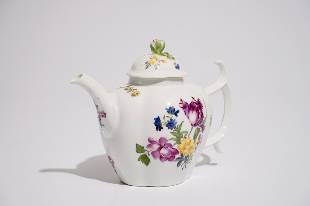 Une th&eacute;i&egrave;re et son couvercle en porcelaine &agrave; d&eacute;cor floral, Allemagne, 18/19&egrave;me