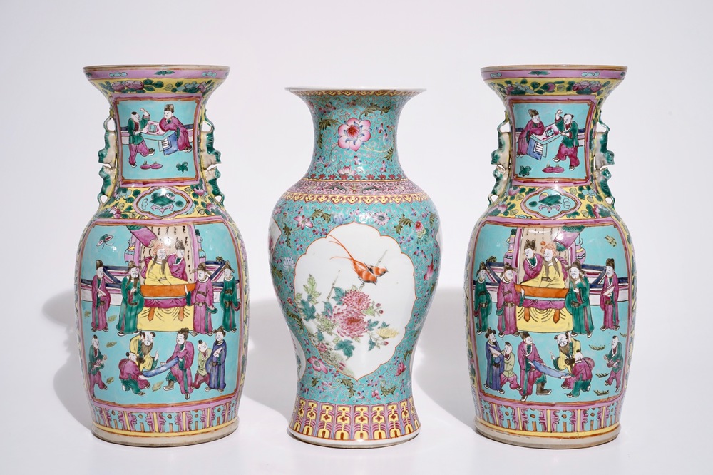 Une paire de vases, 19&egrave;me, et un vase, marque de Qianlong, 20&egrave;me, en porcelaine de Chine famille rose sur fond turquoise