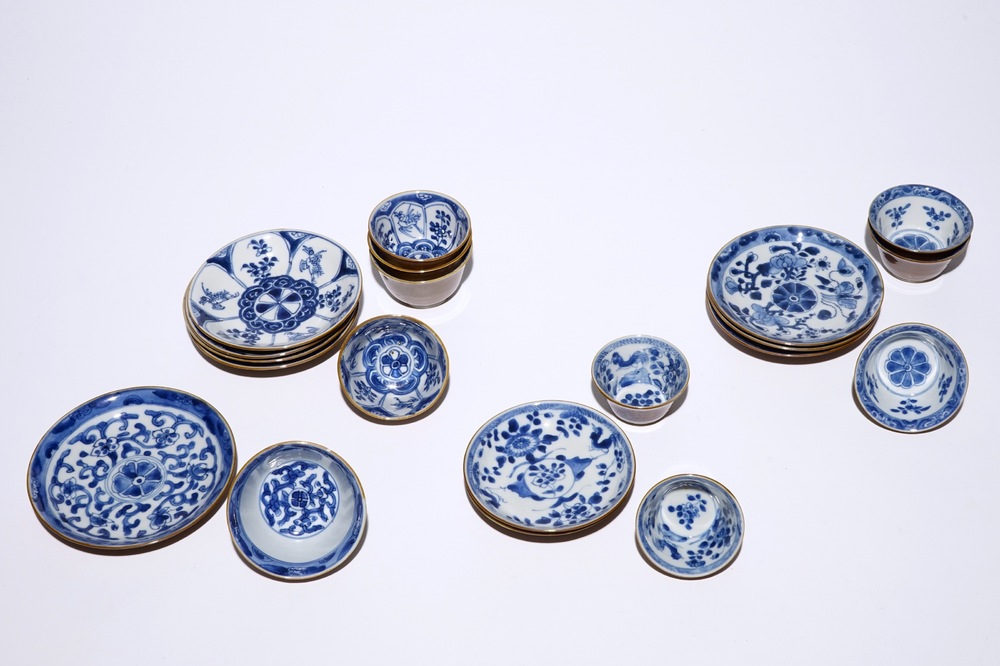 Tien Chinese koppen en schotels met blauw-wit decor op capucijn bruine fond, Kangxi