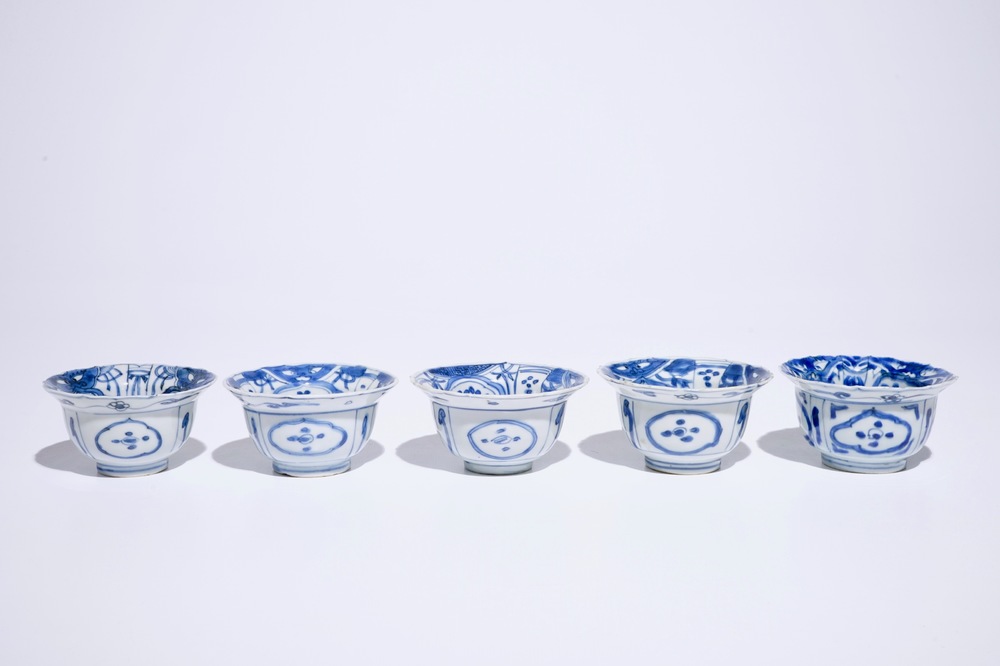 Cinq bols en porcelaine de Chine bleu et blanc de type Kraak, Ming, Wanli