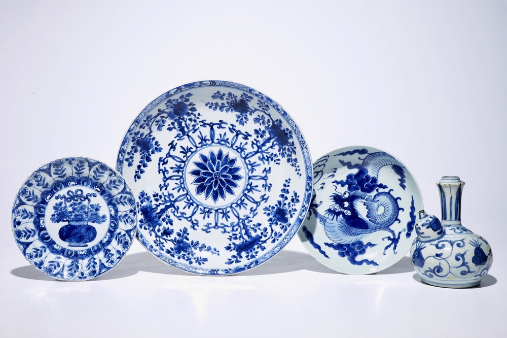 Un kendi et trois plats en porcelaine de Chine bleu et blanc, Ming, Wanli et Kangxi