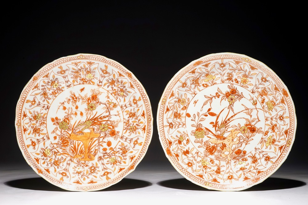 Une paire d'assiettes moul&eacute;es en porcelaine de Chine rouge de fer et dor&eacute;, Kangxi
