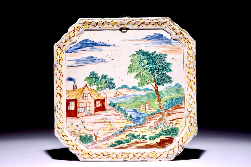 Een vierkante Delftse polychrome petit feu plaquette met landschapsdecor, 18e eeuw