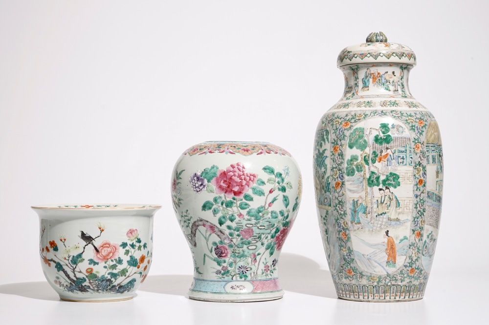 Un vase en porcelaine de Chine famille verte, un pot &agrave; fleurs et un vase balustre en famille rose, 18/19&egrave;me