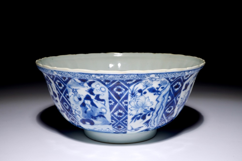 Een blauw-witte Chinese kom met vlakverdeling in Kangxi-stijl, 19e eeuw