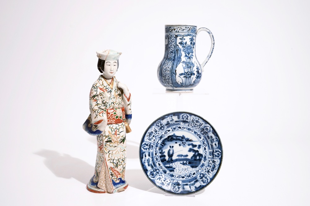 Une chope et une assiette en porcelaine Arita de Japon, 17/18&egrave;me, avec une figure en Imari, 18/19&egrave;me