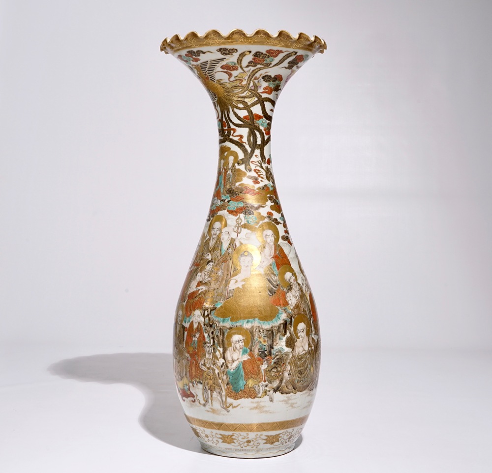 Un grand vase en porcelaine Satsuma &agrave; d&eacute;cor de Bouddha entour&eacute; des Arhats, Edo/Meiji, 19&egrave;me