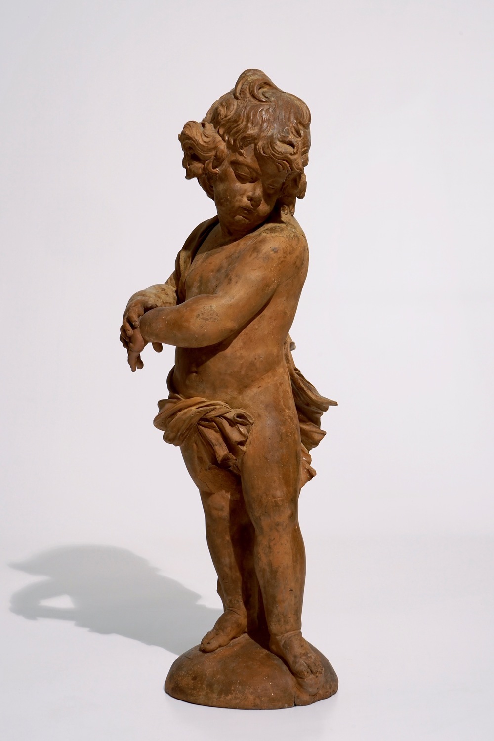 Toegeschr. aan Lodewyck Willemsens (Antwerpen, 1630-1702), een groot terracotta model van een putto