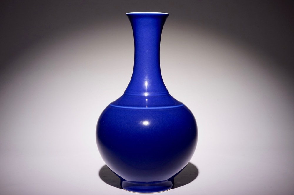 Un vase de forme bouteille en porcelaine de Chine monochrome bleu, marque et &eacute;poque de Guangxu