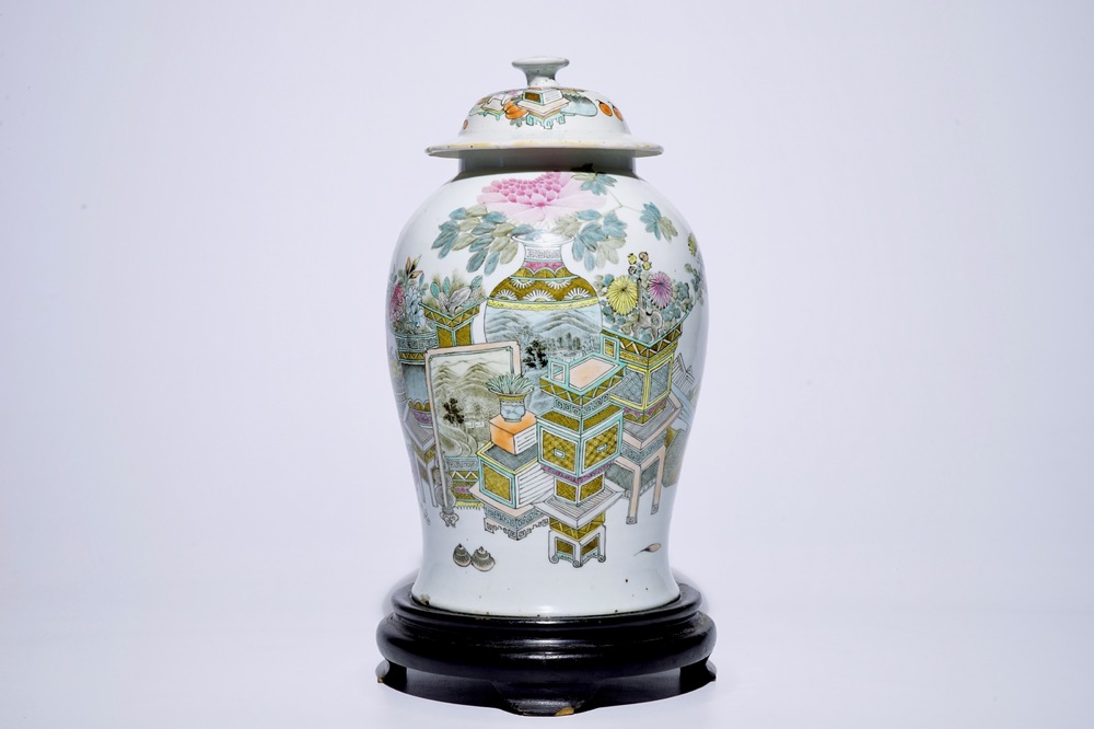 A Chinese qianjiang cai vase and cover with &quot;100 antiquities&quot; design, 19/20th C.