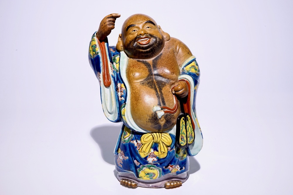 Een Japanse Kutani figuur van een Boeddha Hotei, Meiji, 19e eeuw