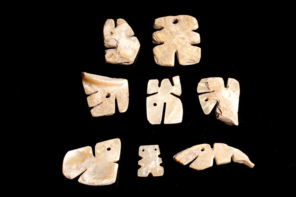 Acht zo&ouml;morfe precolumbiaanse hangers in gesculpteerde steen, Tairona cultuur, Colombia, 15/10e eeuw v.C.