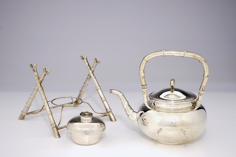 Een Chinese zilveren bouilloire op houder met brander, Wang Hing gemerkt, ca. 1900