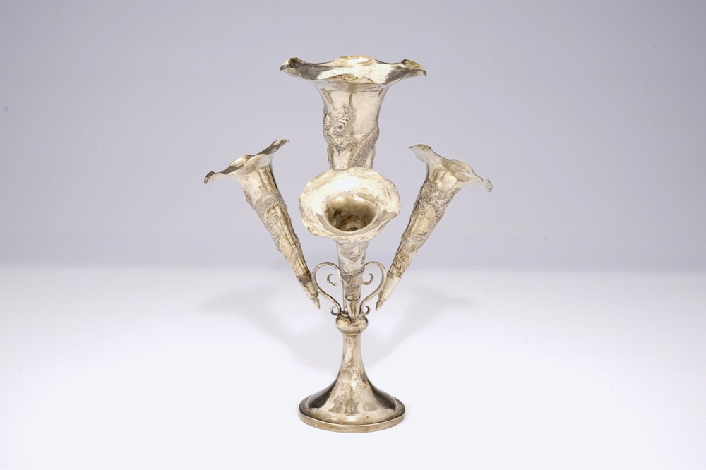 A Chinese export silver flower vase, 19/20th C.