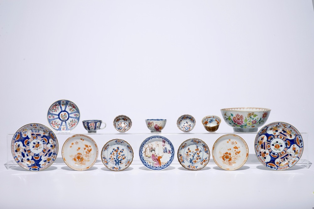 Un lot de cinq tasses et soucoupes, deux assiettes et un bol en porcelaine de Chine, Qianlong