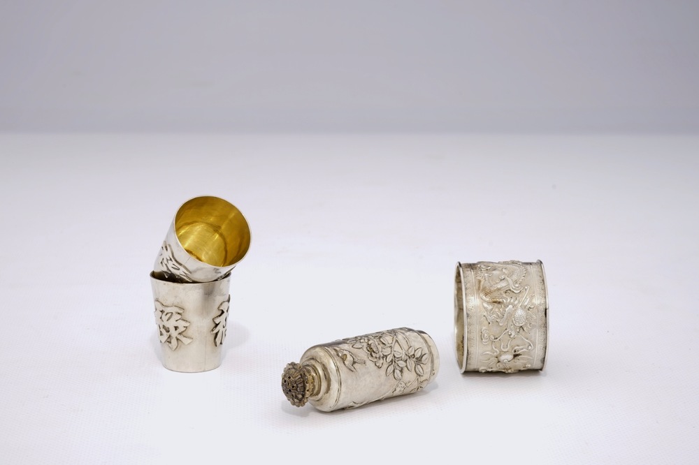 A pair of Chinese silver wine cups, a shaker and a napkin ring, 19/20th C.