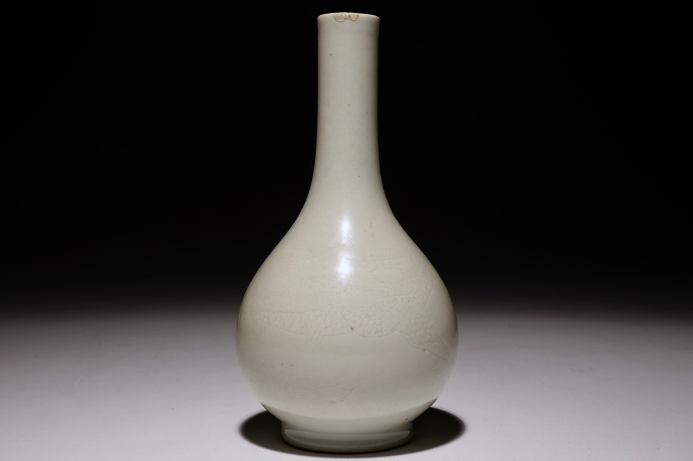 Un vase de forme bouteille en porcelaine de Chine monochrome blanc &agrave; d&eacute;cor anhua de d'un dragon, 18/19&egrave;me