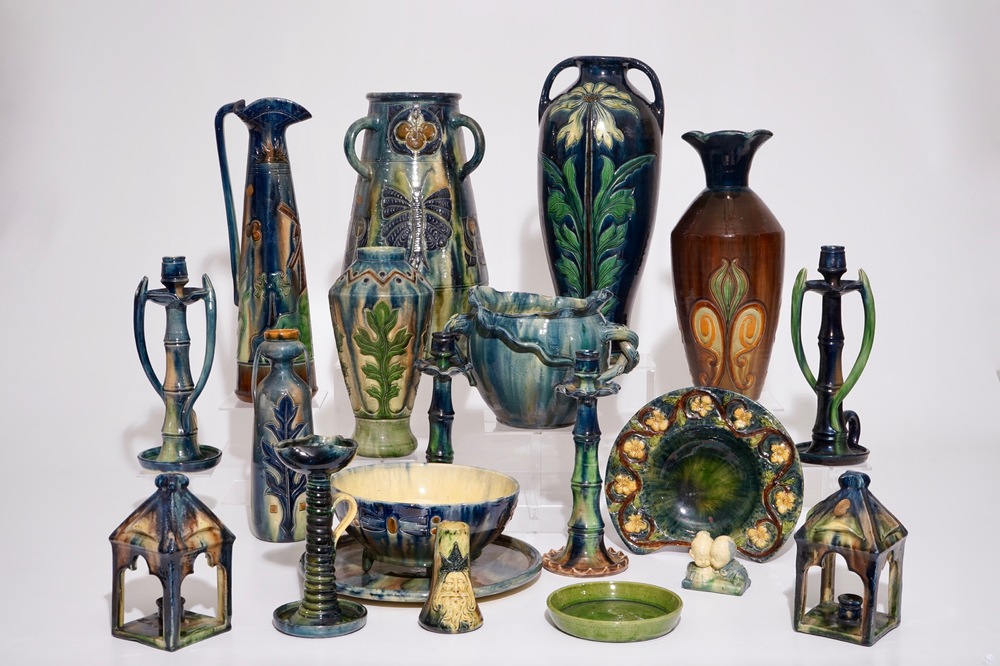 Een grote collectie Vlaams aardewerk, w.o. met Art Nouveau invloed, 20e eeuw