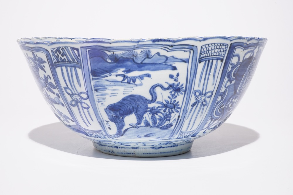 Un grand bol au tigre en porcelaine de Chine bleu et blanc de type Kraak, Ming, Wanli