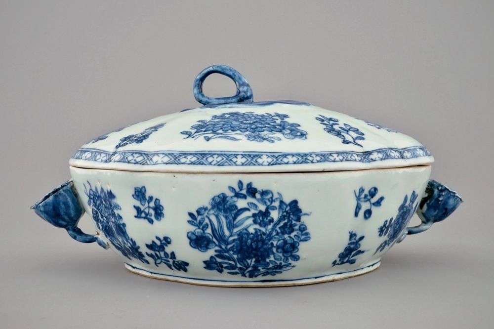 Une terrine et son souvercle en porcelaine de Chine bleu et blanc, Qianlong