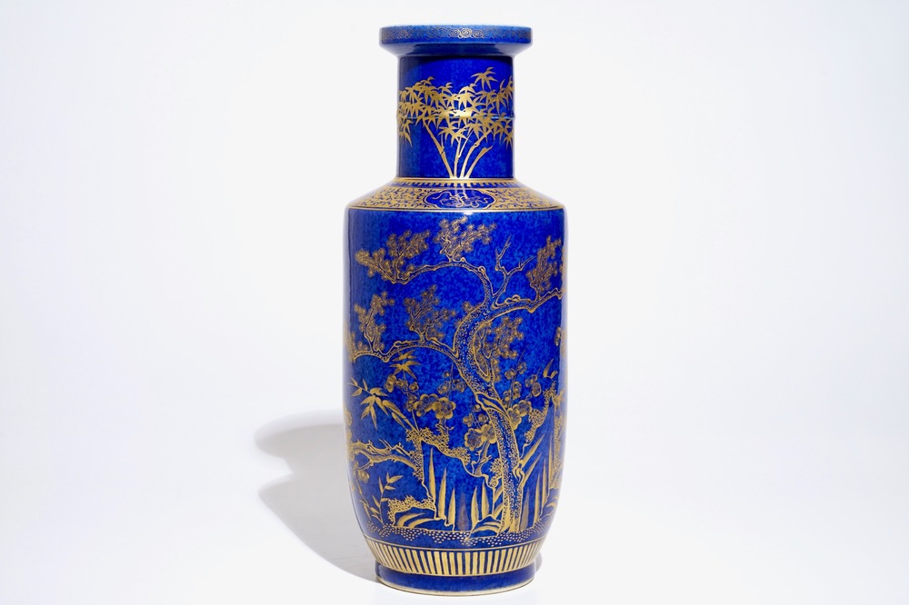 Een Chinese poederblauwe rouleau vaas met verguld decor, 19e eeuw