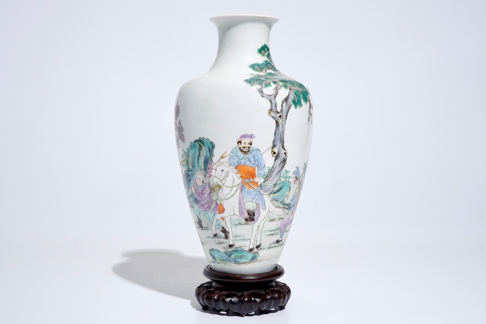 Un vase en porcelaine de Chine famille rose aux guerriers, marque de Ju Ren Tang, R&eacute;publique, 20&egrave;me