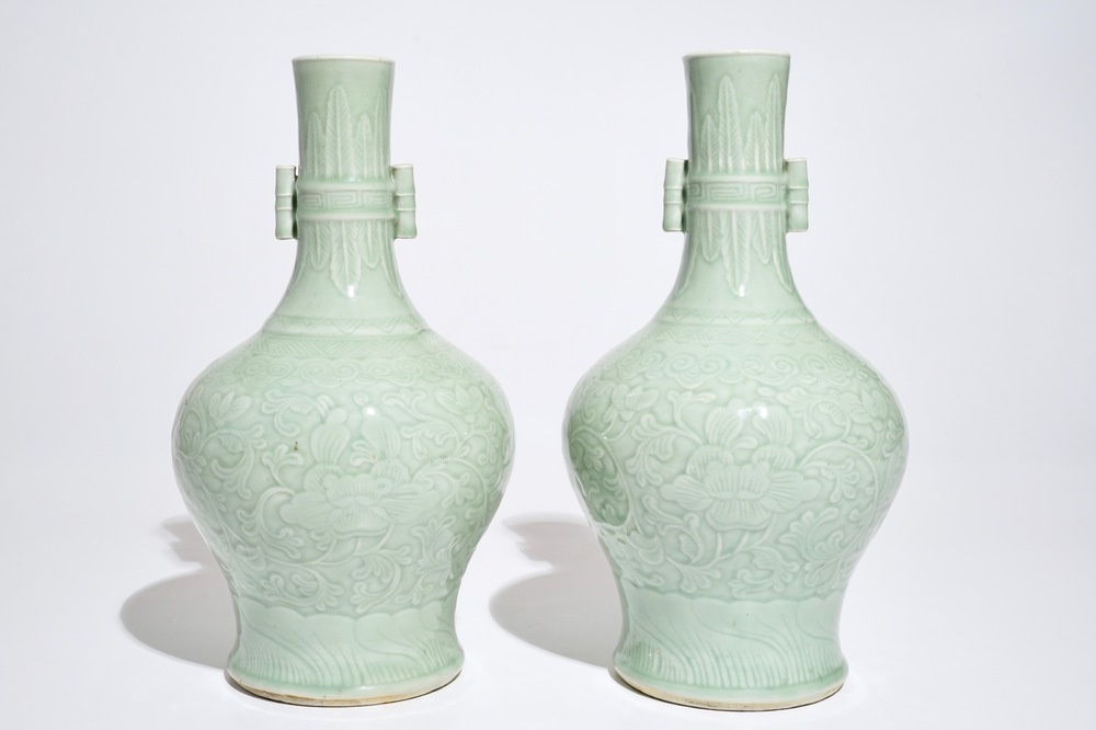 Een paar Chinese celadon pijpenkopvazen met onderglazuur decor, 19e eeuw