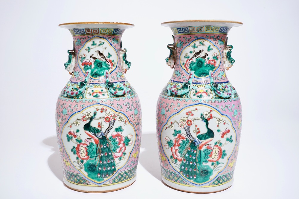 Une paire de vases en porcelaine de Chine famille rose, 19&egrave;me