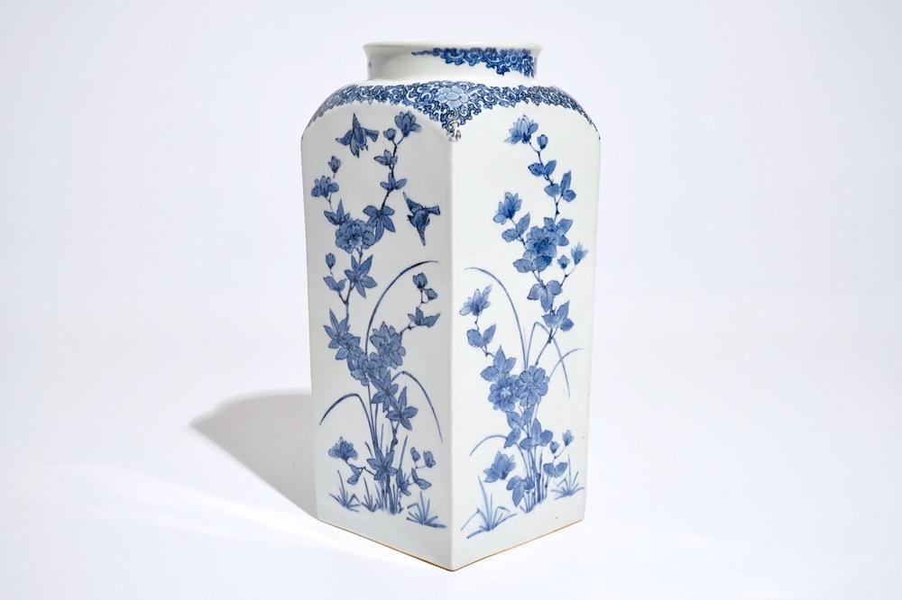 Een vierkante Japanse blauwwitte fles met decor in Kakiemon-stijl, Arita, 17/18e eeuw