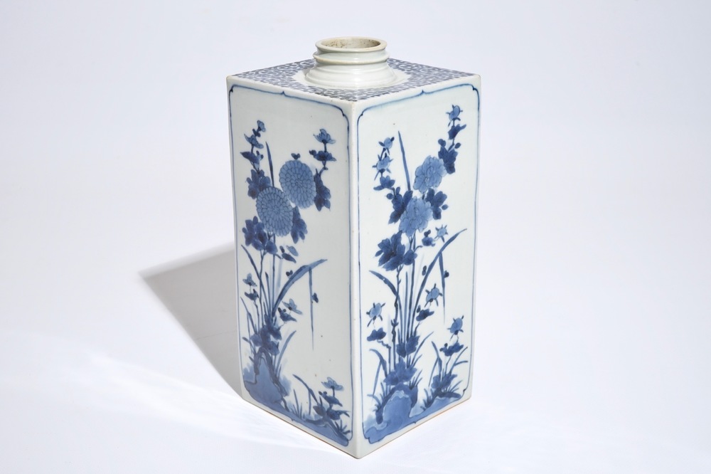 Une bouteille carr&eacute;e en porcelaine d'Arita bleu et blanc &agrave; d&eacute;cor floral, Japon, 17/18&egrave;me