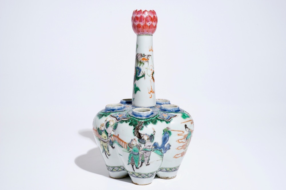 Un vase tulipi&egrave;re en porcelaine de Chine verte-rose, marque de Qianlong, 19&egrave;me